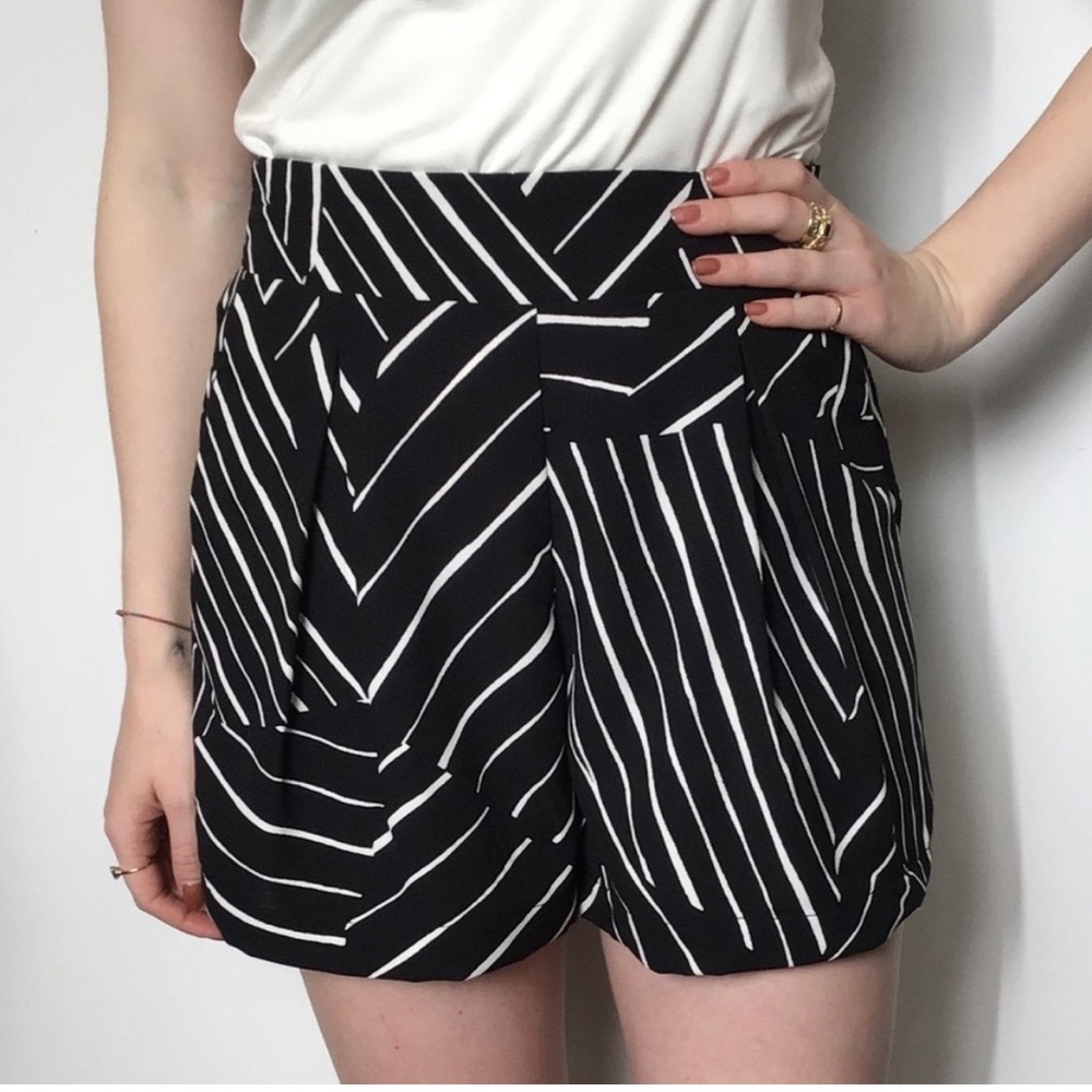 Veronica M High-Waisted Short, Size Small